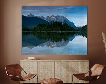 Le réservoir de l'Isar avec les montagnes du Karwendel