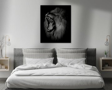 Brüllender Löwe in Schwarz und Weiß