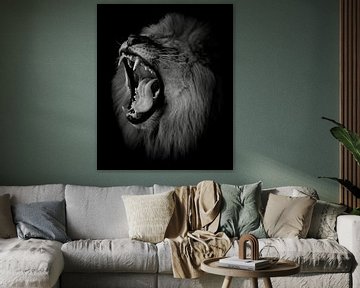 Un lion rugissant en noir et blanc