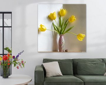 Gele tulpenwaaier in roze vaas