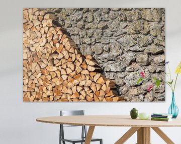 Brandhoutstapel voor een natuurstenen muur