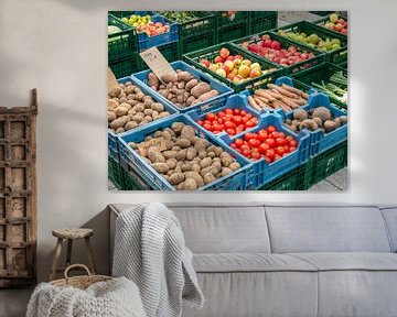 Marktstand mit frischen Obst und Gemüse von Animaflora PicsStock