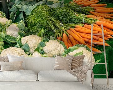 frischer Blumenkohl und Karotten auf dem Wochenmarkt von Animaflora PicsStock