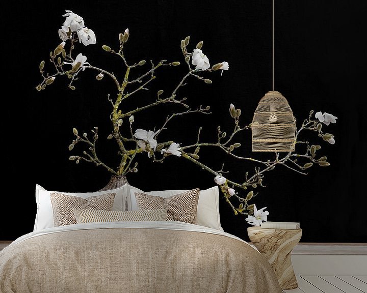 Sfeerimpressie behang: magnolia  in vaas van Klaartje Majoor
