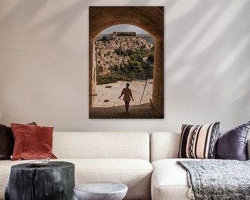 Uitzicht over het oude gedeelte  van de stad Ragusa, Sicilië Italië van Manon Visser