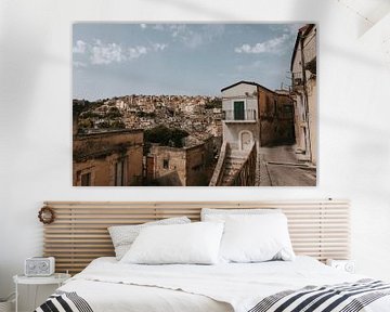 Blick aus der Altstadt von Ragusa, Sizilien Italien von Manon Visser