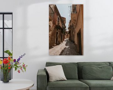De sfeervolle straten van Ragusa, Sicilië Italië van Manon Visser