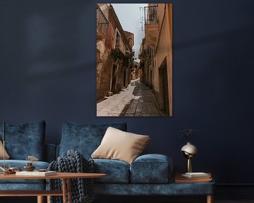 Die stimmungsvollen Straßen von Ragusa, Sizilien Italien von Manon Visser