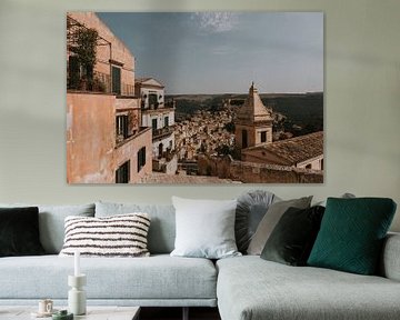 Uitzicht over het oude gedeelte  van de stad Ragusa, Sicilië Italië van Manon Visser