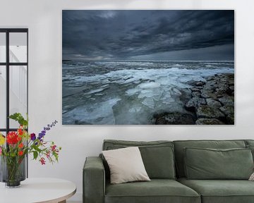 Regenbui boven een bevroren IJsselmeer van Peter Haastrecht, van