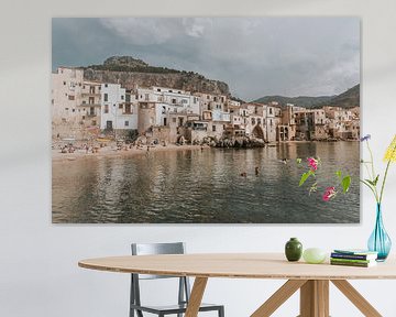 Uitzicht op de stad en het water van Cefalu, Sicilië Italië van Manon Visser