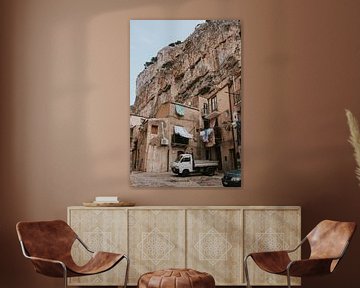 De stijle straten van Cefalu onder de rotsen. Sicilië, Italië van Manon Visser