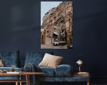De stijle straten van Cefalu onder de rotsen. Sicilië, Italië van Manon Visser