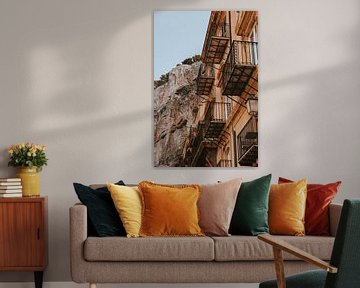 Oude gebouwen met balkons in Cefalu stad onder de rotsen, Sicilië Italië.