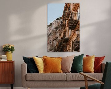 Bâtiments anciens avec balcons dans la ville de Cefalu sous les rochers, Sicile Italie. sur Manon Visser