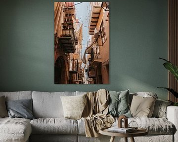 Sfeervolle, smalle straten in het centrum van Cefalu vol balkons. Sicilië, Italië van Manon Visser