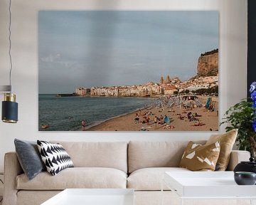 Het strand van Cefalu met uitzicht op de stad, Sicilië Italië van Manon Visser