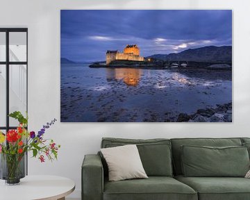 Eilean Donan Castle tijdens het blauwe uur van Eddy Kievit