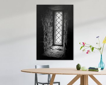 Mittelalterliches Fenster zur Vergangenheit | Schwarz-Weiß-Fotografie | Architektur- und Reisefotogr von Diana van Neck Photography