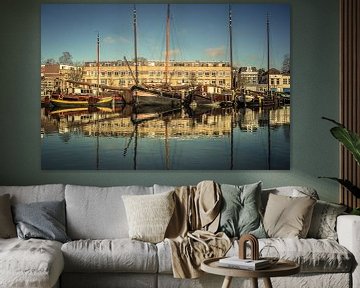 historische Segelboote mit Spiegelung im Hafen von Gouda von Mariska Asmus