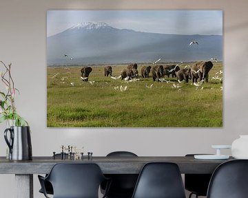 Kudde olifanten in Amboseli NP. in Kenya met de Kilimanjaro op de achtergrond. van Louis en Astrid Drent Fotografie