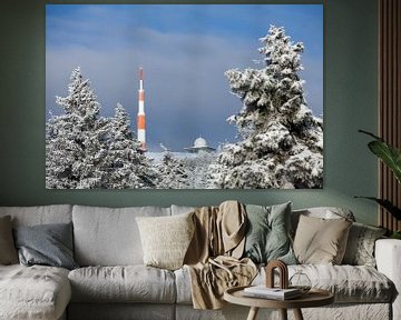 Blick auf den verschneiten Brockengipfel im Harz von t.ART