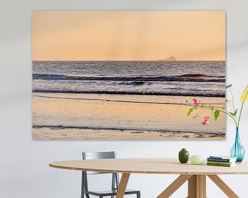 Schip op de Noordzee tijdens zonsondergang van Rutger van der Klip