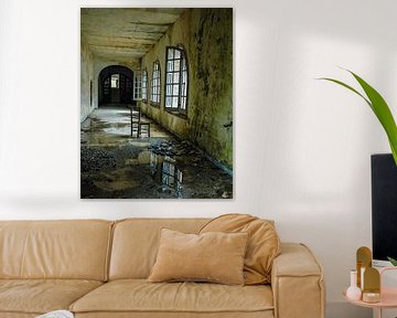 Korridor in einem verlassenen Kloster von Heleen Sloots