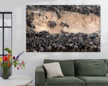 Gnus überqueren den Mara-Fluss während der Migration. von Louis en Astrid Drent Fotografie