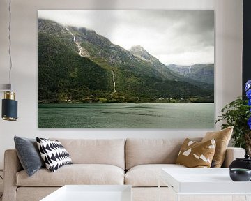 Norwegischer Fjord, neblige Landschaft in den Bergen | Foto-Kunstdruck