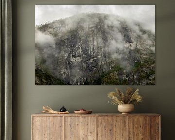 Mist in een berglandschap, bewolkte rotsen in Noorwegen | Fine art foto print