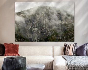 Nebel in einer Berglandschaft, bewölkte Felsen in Norwegen | Fine Art Photo Print von Karijn | Fine art Natuur en Reis Fotografie