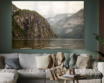 Een blauw meer in de Fjorden van Noorwegen op een bewolkte dag | fine art foto print van Karijn | Fine art Natuur en Reis Fotografie