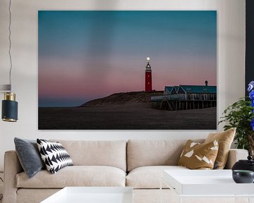 Een volle maan boven de vuurtoren van Texel I | Een reis over Waddeneiland Texel van Roos Maryne - Natuur fotografie