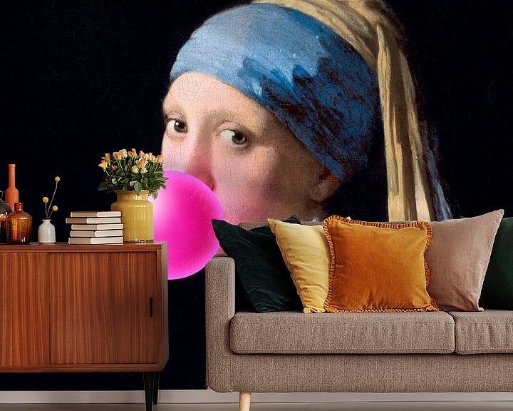 Sfeerimpressie behang: Meisje met de Parel Bubble Gum van Maarten Knops