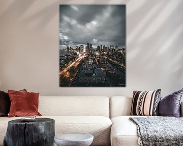 Donkere wolken boven Rotterdam (verticaal) van MAT Fotografie