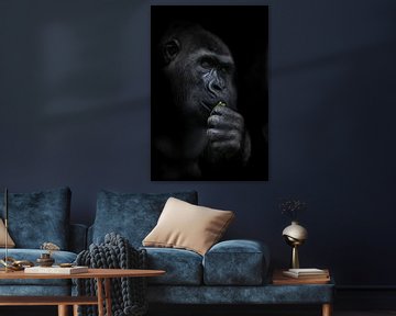 Nachdenklich Affe Gorilla hält ein helles grünes Blatt in der Hand, Symbol für intelligente Tiere, K von Michael Semenov