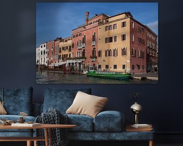 Ancien bâtiment au bord du canal dans le vieux centre de Venise, Italie sur Joost Adriaanse