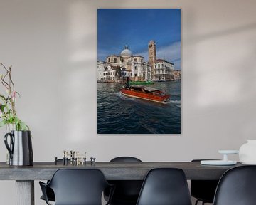 Hölzernes Schnellboot auf Kanal in der Altstadt von Venedig, Italien von Joost Adriaanse
