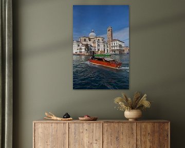 Houten speedboot op kanaal in oude centrum van Venetie, Italie van Joost Adriaanse