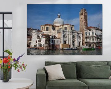 Alte Gebäude und Kirche am Kanal im alten Zentrum von Venedig, Italien