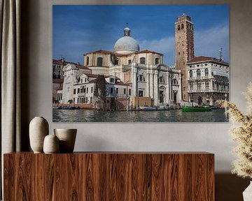 Alte Gebäude und Kirche am Kanal im alten Zentrum von Venedig, Italien von Joost Adriaanse