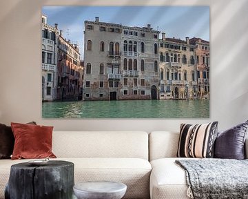 Oude panden aan kanaal in oude centrum van Venetie, Italie van Joost Adriaanse