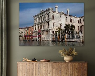 Oude panden aan kanaal in oude centrum van Venetie, Italie van Joost Adriaanse