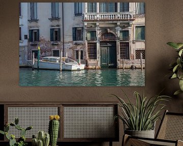 Alte Gebäude und Boot auf Kanal in der Altstadt von Venedig, Italien von Joost Adriaanse