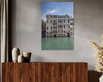 Anciens bâtiments au bord du canal dans le vieux centre de Venise, Italie sur Joost Adriaanse