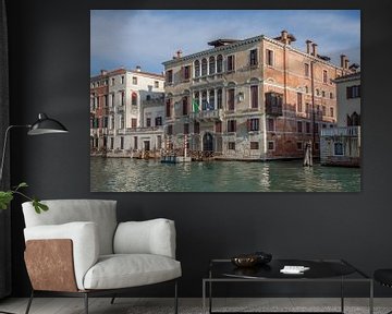 Anciens bâtiments au bord du canal dans le vieux centre de Venise, Italie sur Joost Adriaanse