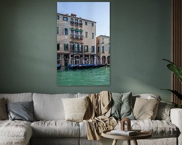 Oude panden en gondola's aan kanaal in oude centrum van Venetie, Italie