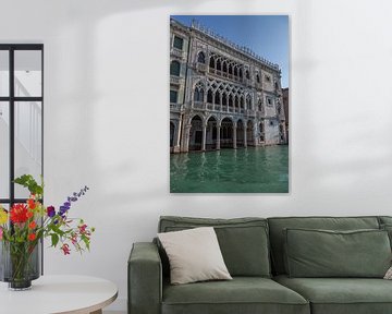 Anciens bâtiments au bord du canal dans le vieux centre de Venise, Italie sur Joost Adriaanse