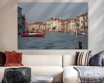 Anciens bâtiments au bord du canal dans le vieux centre de Venise, Italie sur Joost Adriaanse